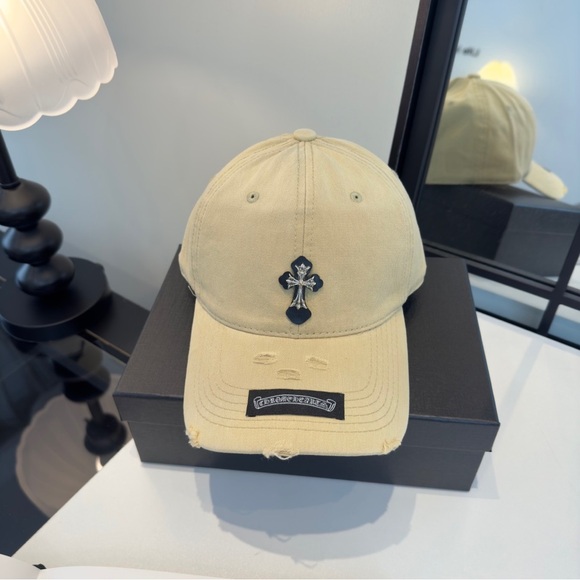 Meet the Posher Accessories - Chrome Heart khaki-colored baseball cap with a head circumference of 57cm